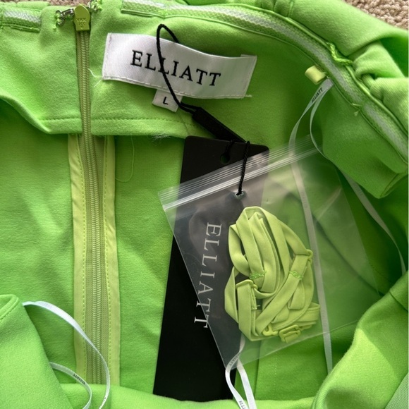 Elliatt- NWT Green Lyric Ruffle Shorts Romper One piece - Picture 4 of 6